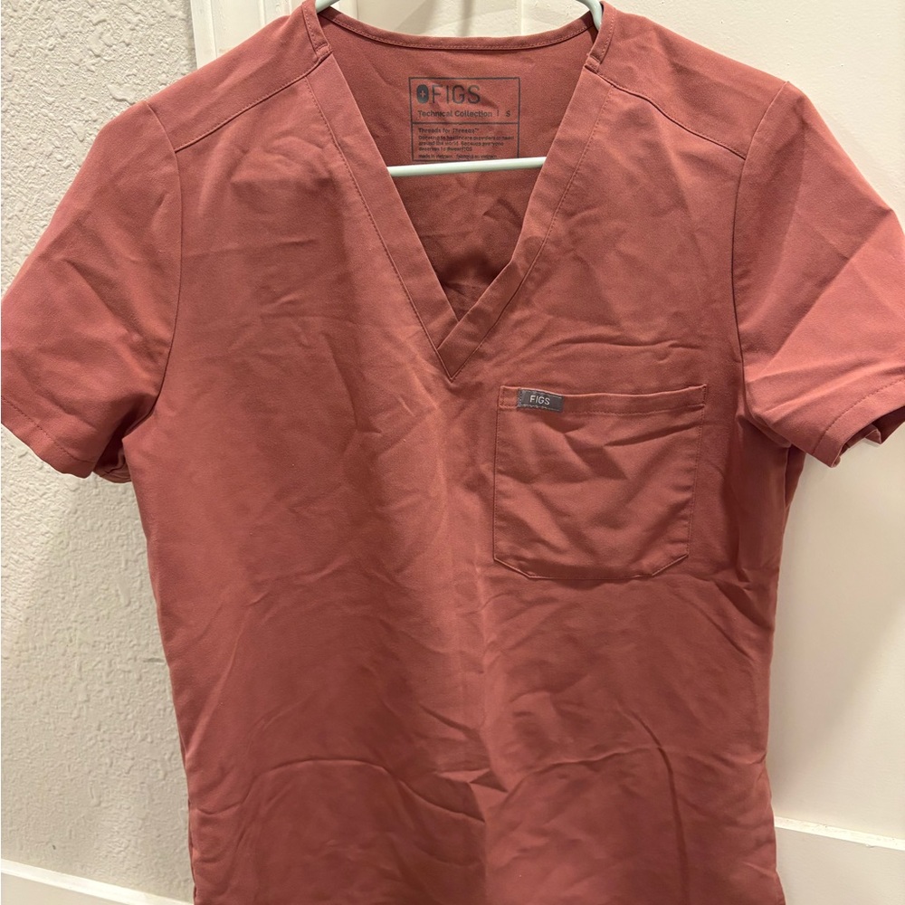 Figs women scrub top pink size small